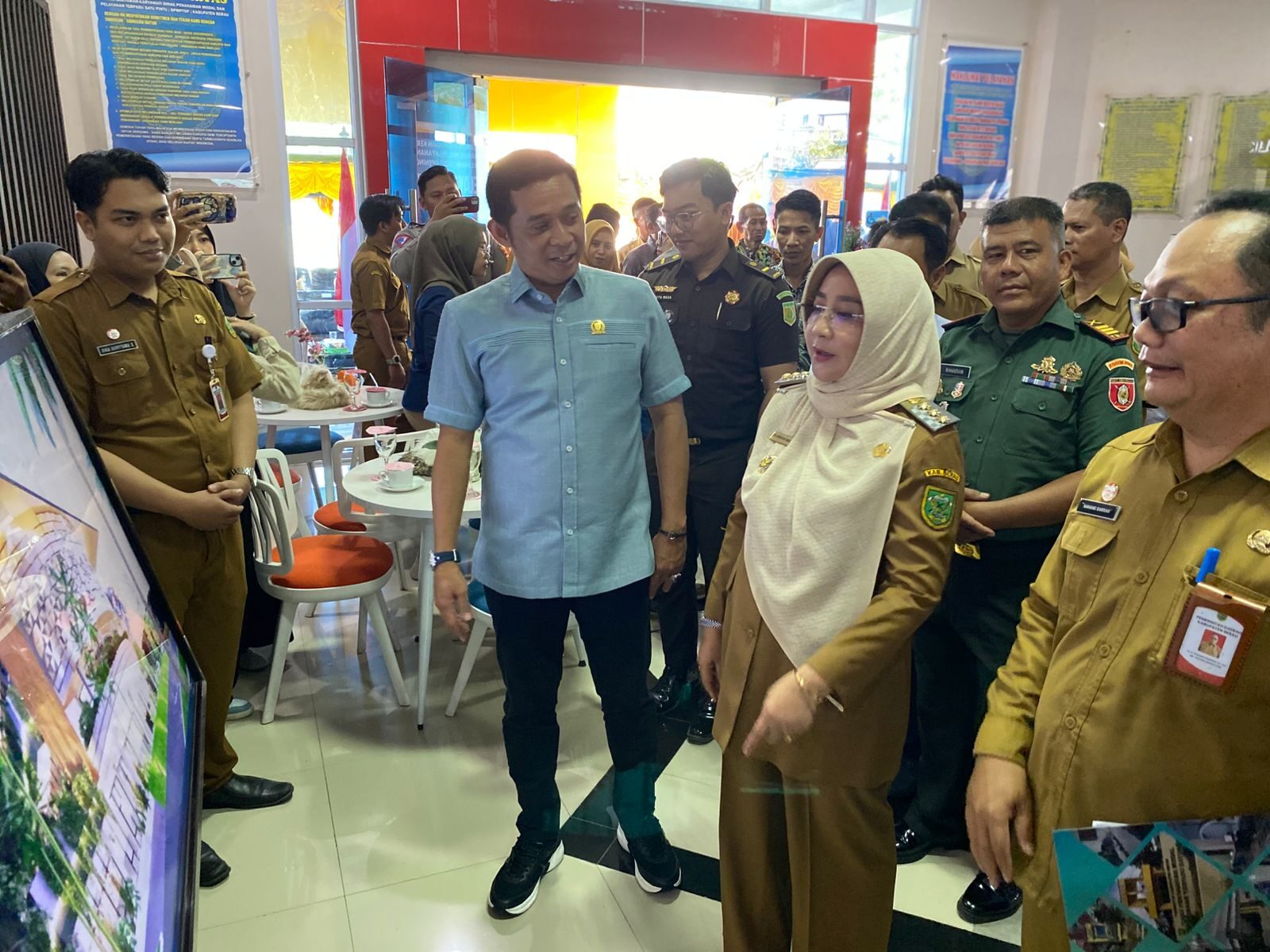 Bupati Berau, Sri Juniarsih, saat meninjau Mal Pelayanan Publik (MPP) di Kantor DPMPTSP Berau beberapa waktu lalu. (Sulaiman/BT)