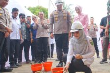 Bupati Berau Sri Juniarsih melakukan peletakan batu pertama pembangunan dapur SPPG di Markas Polsek Tanjung Redeb, Rabu (6/8/2025). (Hendra/BT)