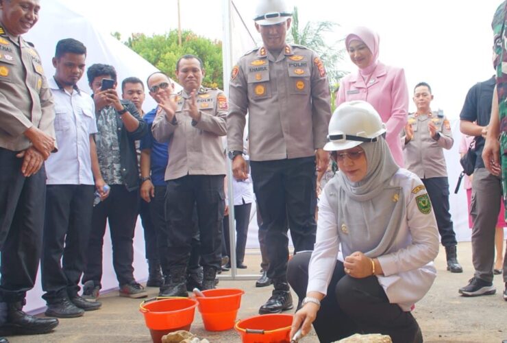 Bupati Berau Sri Juniarsih melakukan peletakan batu pertama pembangunan dapur SPPG di Markas Polsek Tanjung Redeb, Rabu (6/8/2025). (Hendra/BT)