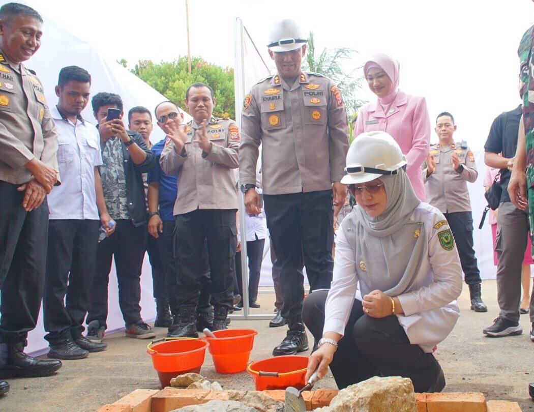 Bupati Berau Sri Juniarsih melakukan peletakan batu pertama pembangunan dapur SPPG di Markas Polsek Tanjung Redeb, Rabu (6/8/2025). (Hendra/BT)
