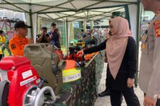 Bupati Berau, Sri Juniarsih, meninjau peralatan saat apel kesiapsiagaan penanggulangan Karhutla Berau 2025 di Markas Kodim 09/02 Berau, Kamis (7/8/2025). (Sulaiman/BT)