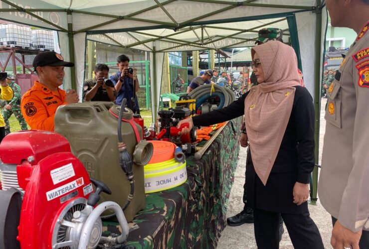 Bupati Berau, Sri Juniarsih, meninjau peralatan saat apel kesiapsiagaan penanggulangan Karhutla Berau 2025 di Markas Kodim 09/02 Berau, Kamis (7/8/2025). (Sulaiman/BT)
