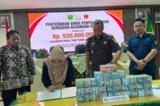 Penyerahan penyelamatan kerugian daerah sebesar Rp935 juta dari Kejaksaan Negeri Berau ke Bupati Berau, Sri Juniarsih Mas, Kamis (7/8/2025).