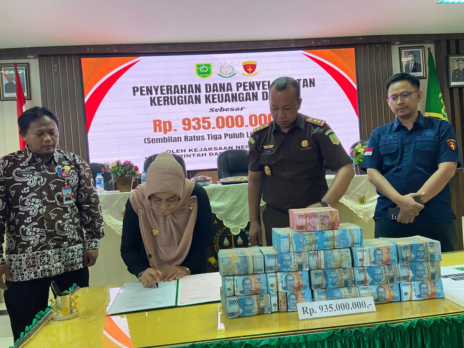 Penyerahan penyelamatan kerugian daerah sebesar Rp935 juta dari Kejaksaan Negeri Berau ke Bupati Berau, Sri Juniarsih Mas, Kamis (7/8/2025).