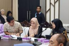 Bupati Berau Sri Juniarsih memimpin rapat koordinasi di Ruang Rapat Kakaban, Kantor Bupati Berau, Kamis (7/8/2025). (Sulaiman/BT)