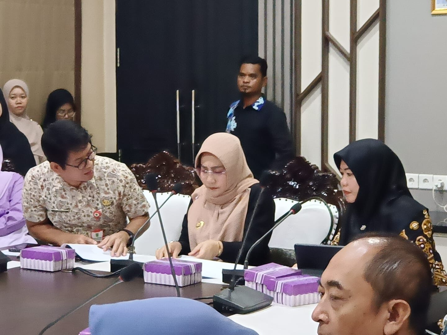 Bupati Berau Sri Juniarsih memimpin rapat koordinasi di Ruang Rapat Kakaban, Kantor Bupati Berau, Kamis (7/8/2025). (Sulaiman/BT)