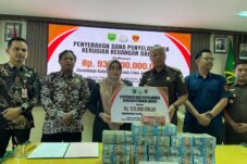 Bupati Berau, Sri Juniarsih, saat menerima pemulihan kerugian negara senilai Rp935 juta dari Kepala Kejaksaan Negeri Berau, Gusti Hamdani, Kamis (7/8/2025).