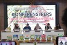 Dinas Perindustrian, Perdagangan, Koperasi, dan UKM (DPPKUKM) Kaltim saat menggelar konpers pengawasan beras di Bumi Etam.