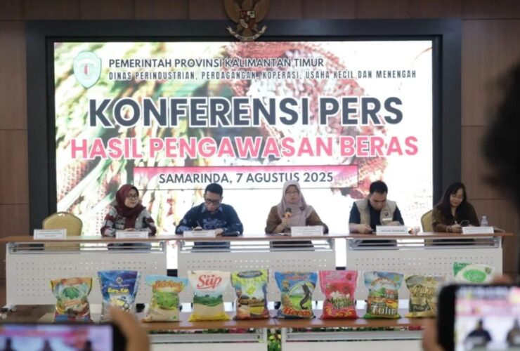 Dinas Perindustrian, Perdagangan, Koperasi, dan UKM (DPPKUKM) Kaltim saat menggelar konpers pengawasan beras di Bumi Etam.