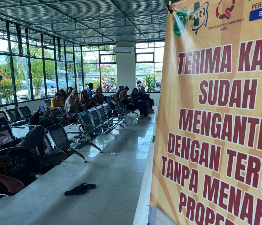 Suasana ruang tunggu administrasi pasien rawat jalan di RSUD dr Abdul Rivai, Jalan Pulau Panjang, Tanjung Redeb. (Sulaiman/BT)