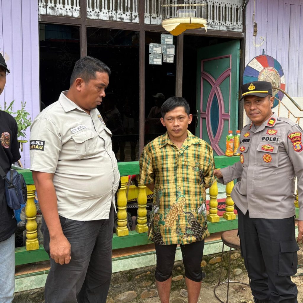 Julius saat diamankan aparat kepolisian usai melakukan pembunuhan terhadap istri dan dua anaknya beberapa waktu lalu.