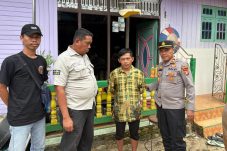 Julius saat diamankan aparat kepolisian usai melakukan pembunuhan terhadap istri dan dua anaknya beberapa waktu lalu.