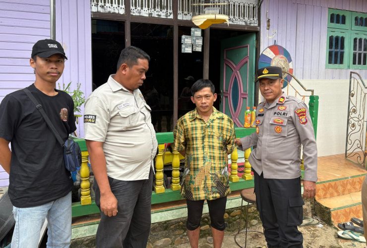 Julius saat diamankan aparat kepolisian usai melakukan pembunuhan terhadap istri dan dua anaknya beberapa waktu lalu.