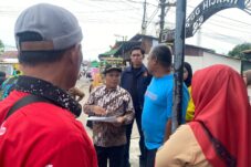Diskoperindag Berau, tim gabungan dan kelurahan, saat mengkroscek stok dan HET LPG bersubsidi di salah satu pangkalan di Jalan Karang Mulyo beberapa waktu lalu.