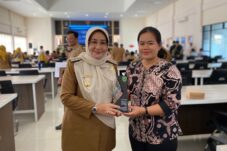 Bupati Berau, Sri Juniarsih, memberikan penghargaan langsung kepada salah satu penerima penghargaan Berau Wonders Award 2025 di Gedung RPJMD Bapelitbang Berau, Senin (11/8/2025). (Sulaiman/BT)
