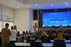 Wakil Bupati Berau, Gamalis, membuka pelatihan dan peningkatan kapasitas 50 pengurus LPM dan Kepala Kampung di Gedung Pertemuan RPJMD Bapelitbang, Selasa (12/8/2025). (Sulaiman/BT)