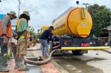 Truk dengan mesin penyedot lumpur dioperasikan di depan Kantor Kelurahan Pulau Panjang, Tanjung Redeb. (Sulaiman/BT)