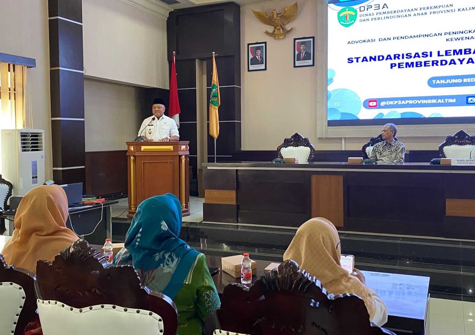 Wakil Bupati Berau, Gamalis, memberikan sambutan dalam agenda advokasi dan pendampingan Lembaga Penyedia Layanan Pemberdayaan Perempuan. (Sulaiman/BT)