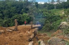 Proses perbaikan jembatan menuju Kampung Mapulu, Kecamatan Kelay.