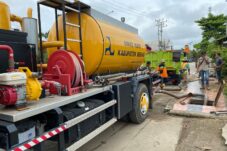 Truk penyedot lumpur milik DPUPR Berau saat dioperasikan di saluran drainase Jalan Pulau Panjang, Tanjung Redeb. (Sulaiman/BT)