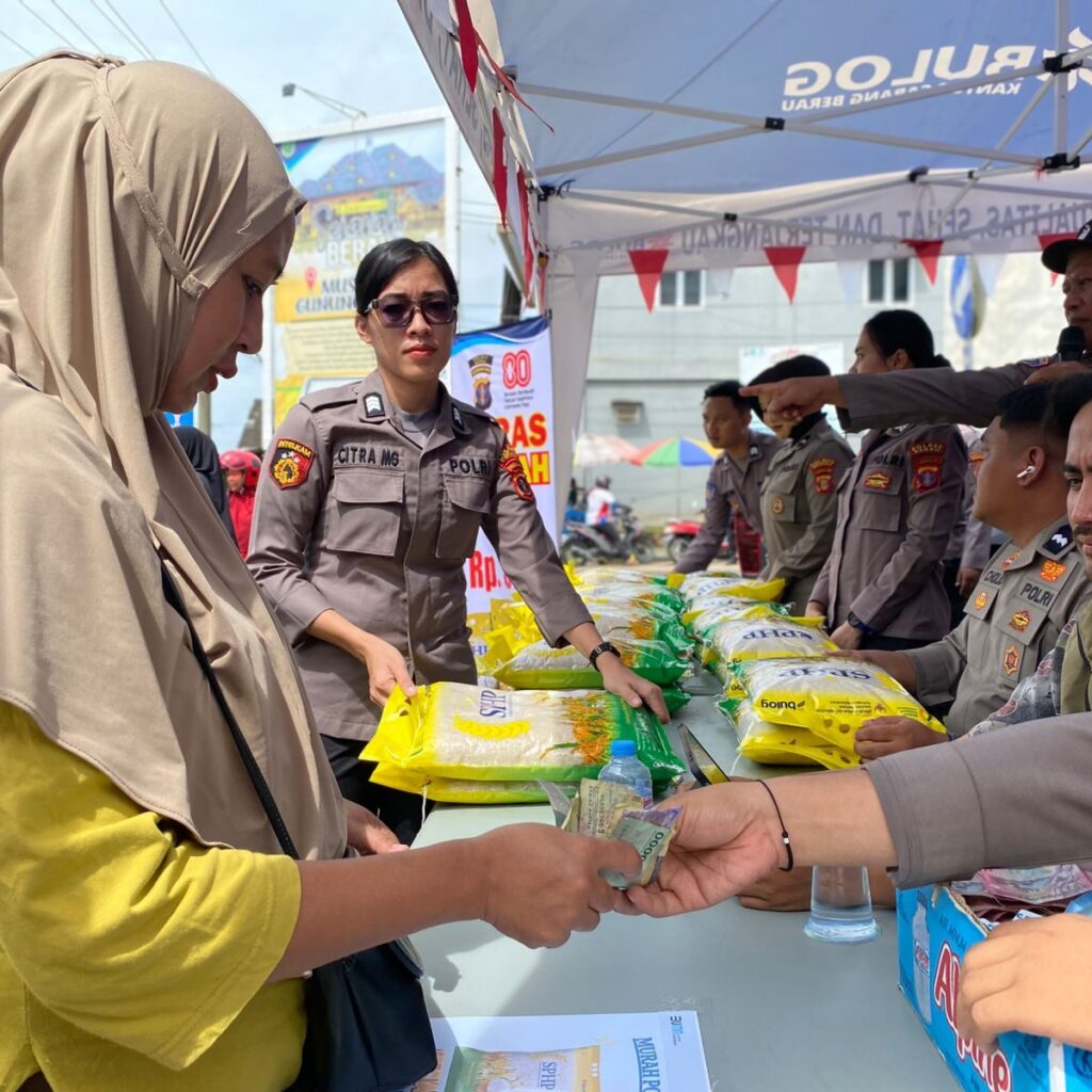 Warga yang membeli langsung beras murah yang disiapkan Polres Berau di depan Pasar Sanggam Adji Dilayas, Teluk Bayur. (Sulaiman/BT)