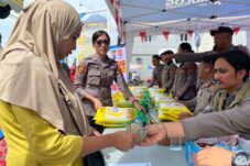 Warga yang membeli langsung beras murah yang disiapkan Polres Berau di depan Pasar Sanggam Adji Dilayas, Teluk Bayur. (Sulaiman/BT)