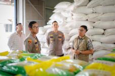 Kapolres Berau, AKBP Khairul Basyar, ke gudang beras milik Perum Bulog di Kelurahan Rinding, Kecamatan Teluk Bayur.