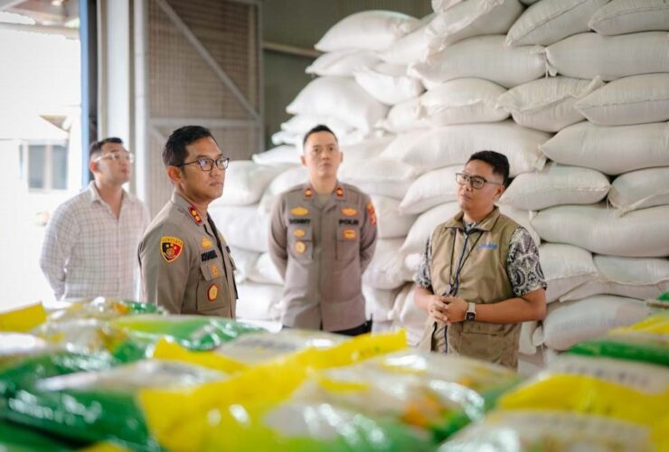 Kapolres Berau, AKBP Khairul Basyar, ke gudang beras milik Perum Bulog di Kelurahan Rinding, Kecamatan Teluk Bayur.