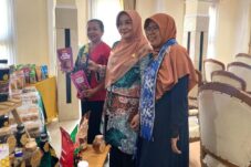 Bupati Berau Sri Junairsih gunakan Batik Berau saat sedang belanja produk UMKM lokal. (Diva)