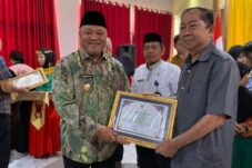 Wakil Bupati Berau Gamalis, memberikan piagam penghargaan kepada Ketua FKUB Berau, Datu Kesuma, sebagai pelopor toleransi umat beragama di Berau. (Sulaiman/BT)