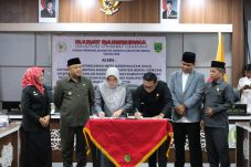 Penandatanganan MoU KUA-PPAS 2026 antara Bupati Berau Sri Juniarsih dan Ketua DPRD Berau Deddy Okto Nooryanto di DPRD Berau, Jumat (15/8/2025). (Sulaiman/BT)