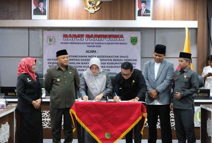 Penandatanganan MoU KUA-PPAS 2026 antara Bupati Berau Sri Juniarsih dan Ketua DPRD Berau Deddy Okto Nooryanto di DPRD Berau, Jumat (15/8/2025). (Sulaiman/BT)