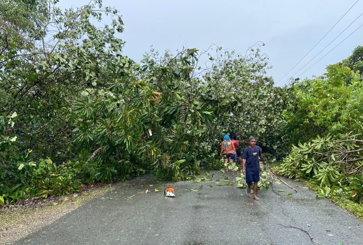 Kondisi jalan di RW 6 Kampung Tembudan yang tertutup pohon tumbang usai badai angin kencang Sabtu (16/8/2025) sekitar pukul 13.20 WITA.