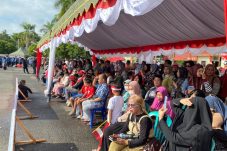 Ratusan warga menyaksikan momen upacara HUT ke-80 Republik Indonesia di GOR Pemuda Tanjung Redeb, Minggu (17/8/2025). (Sulaiman/BT)