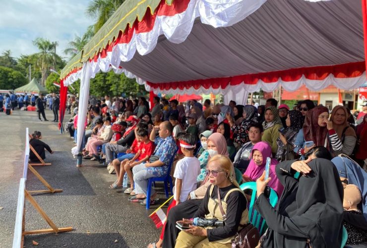 Ratusan warga menyaksikan momen upacara HUT ke-80 Republik Indonesia di GOR Pemuda Tanjung Redeb, Minggu (17/8/2025). (Sulaiman/BT)
