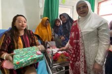 Ketua TP PKK Berau, Sri Aslinda Gamalis, memberikan bingkisan kepada Dewi Indah Sari yang melahirkan bayi pada Hari Kemerdekaan. (Sulaiman/BT)