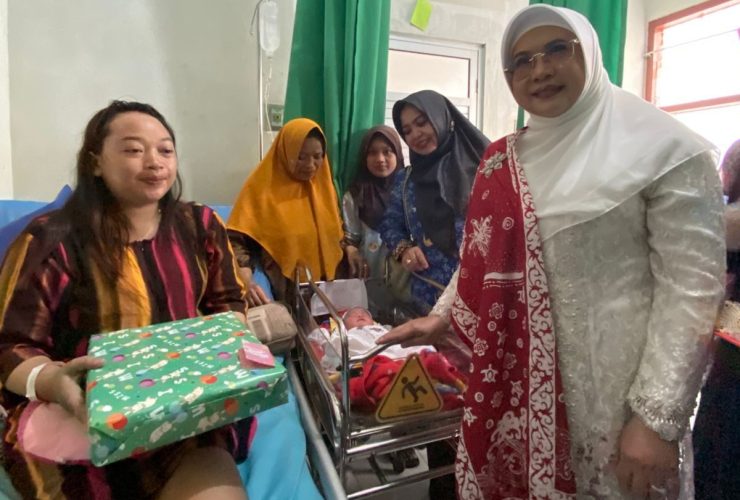 Ketua TP PKK Berau, Sri Aslinda Gamalis, memberikan bingkisan kepada Dewi Indah Sari yang melahirkan bayi pada Hari Kemerdekaan. (Sulaiman/BT)