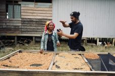 Rio Arga Pratama saat mendampingi petani Kopi Berau. (Istimewa)