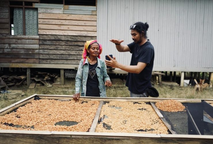 Rio Arga Pratama saat mendampingi petani Kopi Berau. (Istimewa)