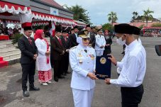 Bupati Berau, Sri Juniarsih, menyerahkan secara simbolis remisi kepada napi usai upacara HUT ke-80 RI di GOR Pemuda, Tanjung Redeb, Minggu (17/8/2025).