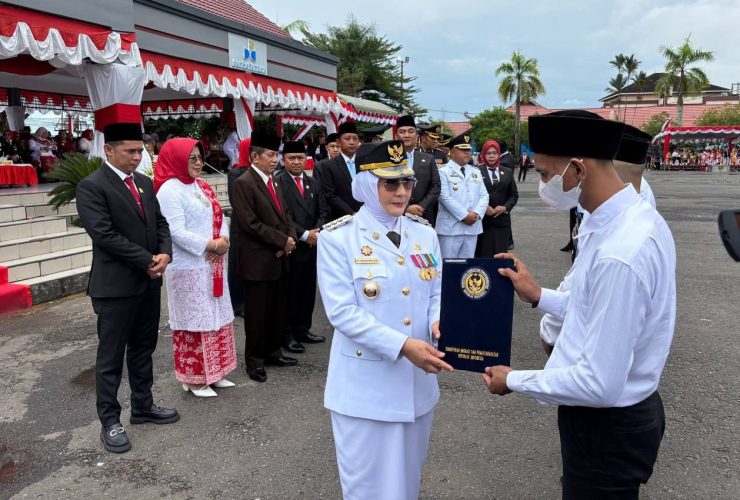 Bupati Berau, Sri Juniarsih, menyerahkan secara simbolis remisi kepada napi usai upacara HUT ke-80 RI di GOR Pemuda, Tanjung Redeb, Minggu (17/8/2025).