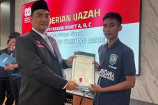 Sejumlah napi Rutan Kelas IIB Tanjung Redeb saat menerima ijazah program paket melalui PKBM, Minggu (17/8/2025).