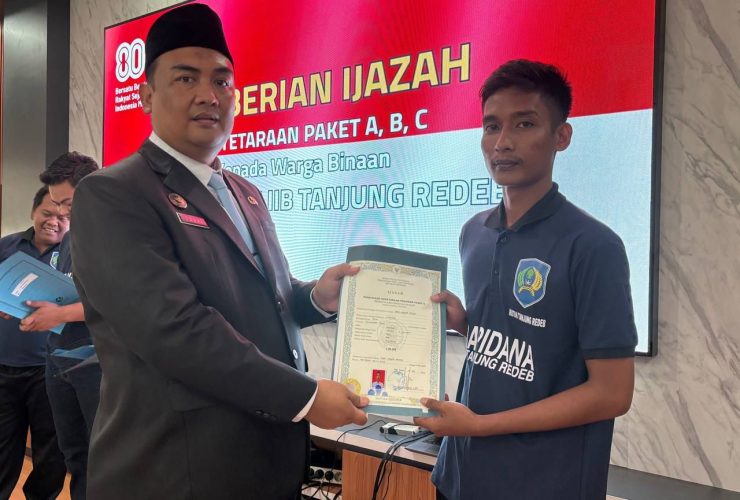 Sejumlah napi Rutan Kelas IIB Tanjung Redeb saat menerima ijazah program paket melalui PKBM, Minggu (17/8/2025).