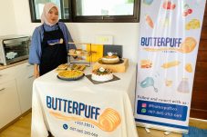 Rosalia Citra Novianda saat berada di dapur mininya bersama beberapa menu best seller dari Butterpuff. (Diva)