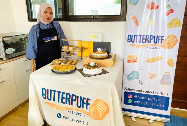 Rosalia Citra Novianda saat berada di dapur mininya bersama beberapa menu best seller dari Butterpuff. (Diva)