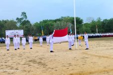 Upacara HUT ke-80 RI di lapangan sepak bola Kampung Tanjung Batu, Kecamatan Pulau Derawan, Minggu (17/8/2025).