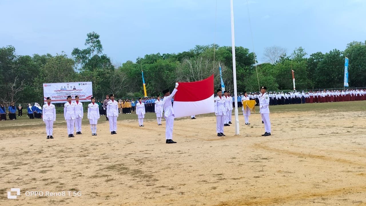 Upacara HUT ke-80 RI di lapangan sepak bola Kampung Tanjung Batu, Kecamatan Pulau Derawan, Minggu (17/8/2025).