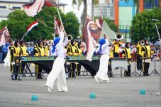 Atlet drum band Berau meriahkan upacara penurunan bendera HUT ke-80 Republik Indonesia di GOR Pemuda Tanjung Redeb, Minggu (17/8/2025).
