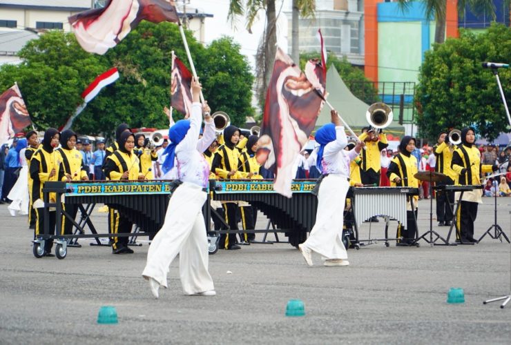 Atlet drum band Berau meriahkan upacara penurunan bendera HUT ke-80 Republik Indonesia di GOR Pemuda Tanjung Redeb, Minggu (17/8/2025).