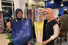 Syarifah Nur Wahidah Alkaff dan Risalina Asmarani saat memperlihatkan koleksi Serudung Banua.